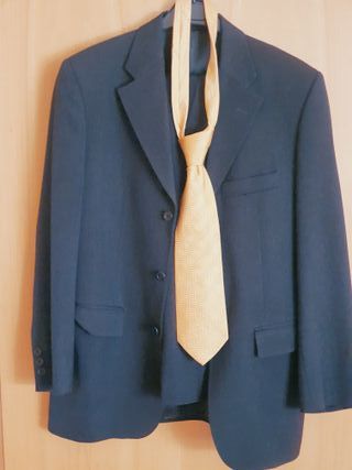 Traje de hombre negro con corbata amarilla