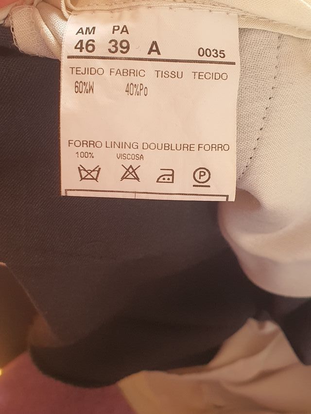 Traje de hombre negro con corbata amarilla