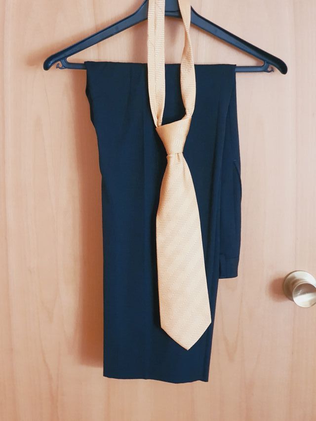 Traje de hombre negro con corbata amarilla