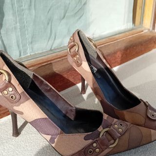 Zapatos de tacón con estampado de camuflaje