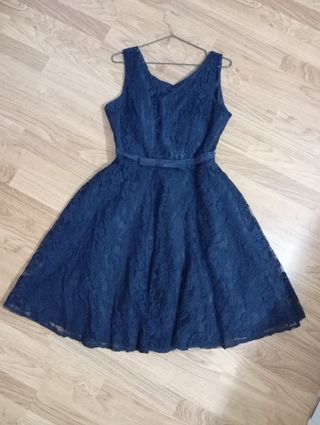 Vestido de fiesta azul con encaje