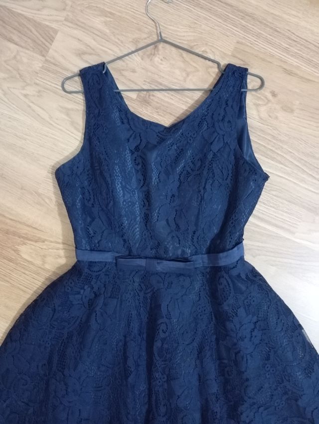 Vestido de fiesta azul con encaje