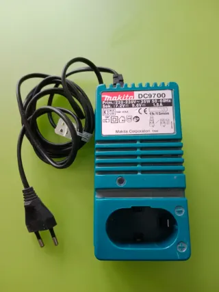 Cargador Makita DC9700