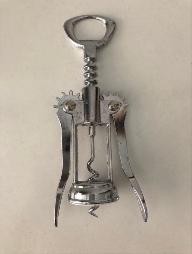 Sacacorchos de metal plateado