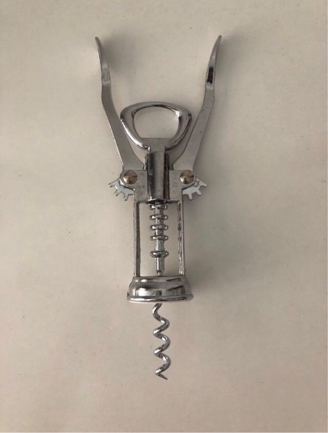 Sacacorchos de metal plateado