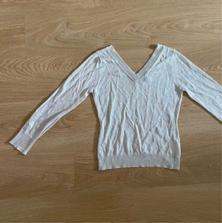 Jersey fino cuello pico brillos gris