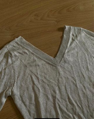 Jersey fino cuello pico brillos gris