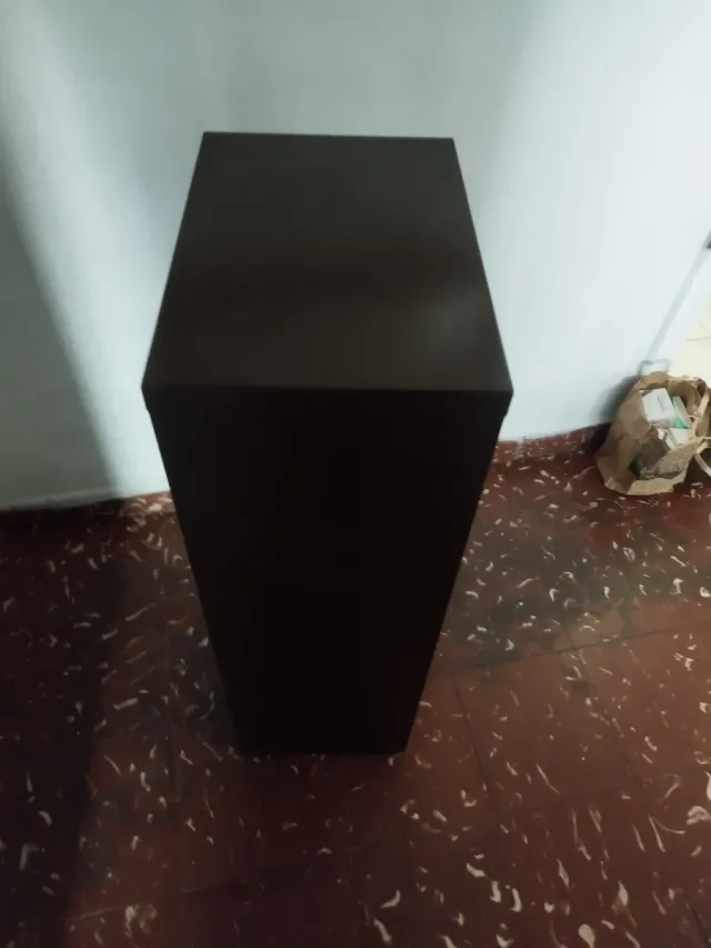 Mueble cajonera de llero como de los bancos