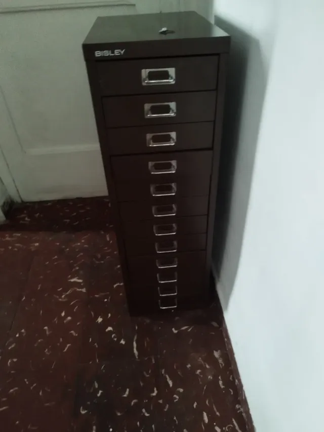 Mueble cajonera de llero como de los bancos