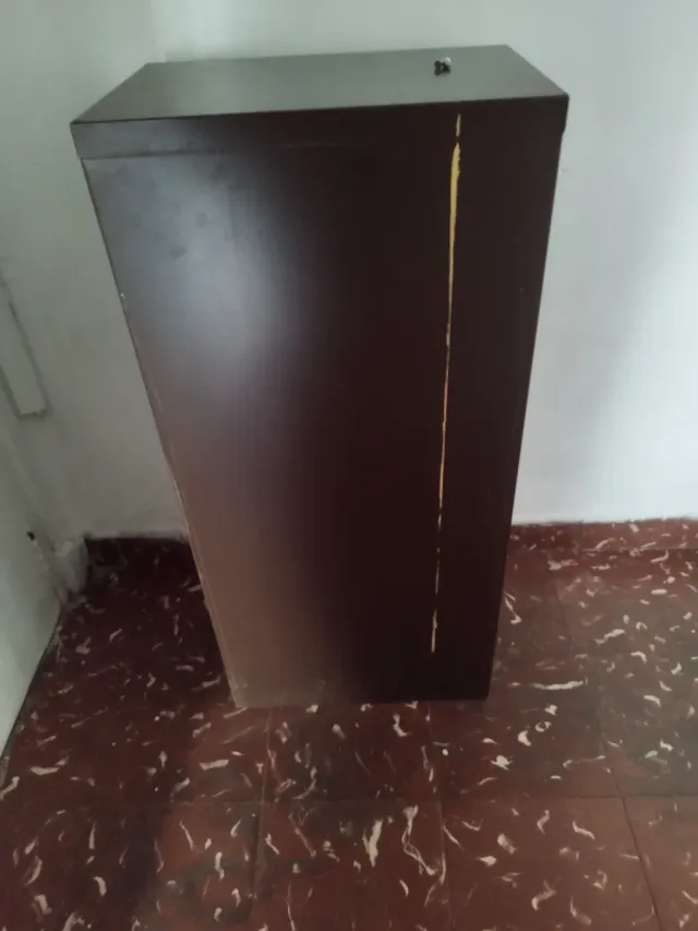 Mueble cajonera de llero como de los bancos