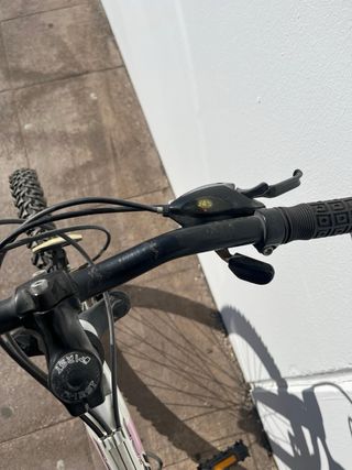 Bicicleta de montaña CONOR AFX color blanca y rosa