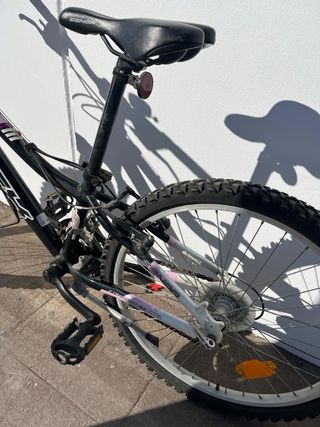 Bicicleta de montaña CONOR AFX color blanca y rosa