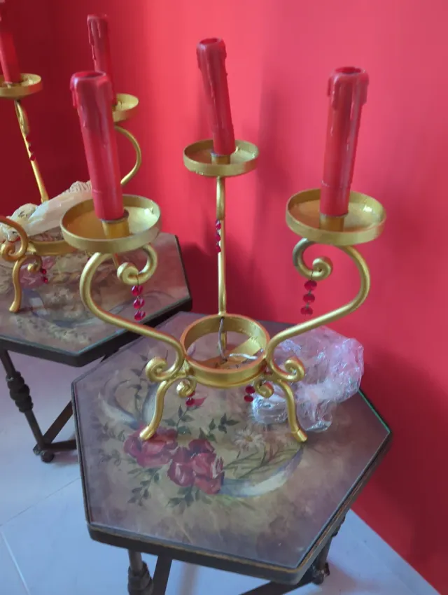 2 Lámparas de mesa dorada con 3 velas rojas