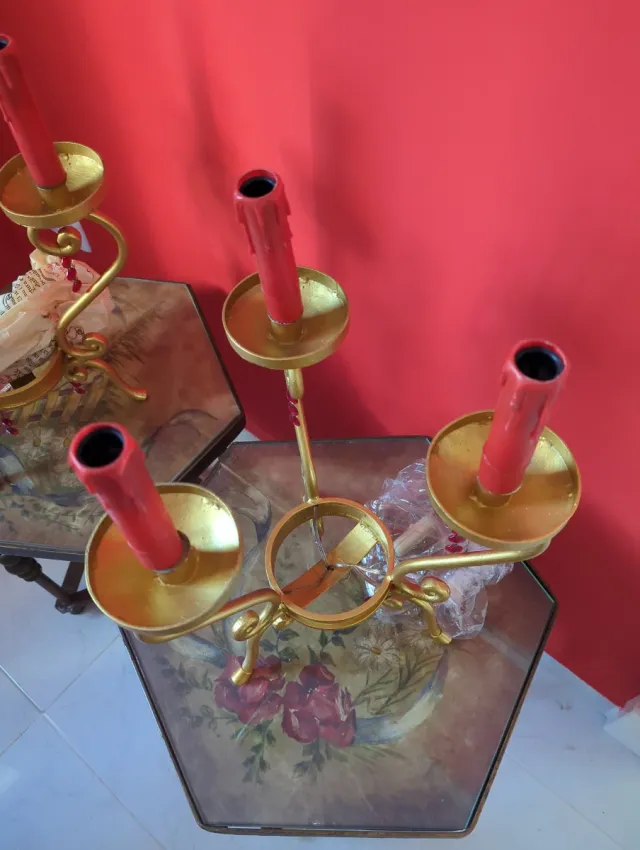 2 Lámparas de mesa dorada con 3 velas rojas