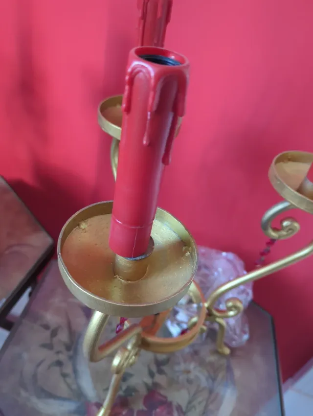 2 Lámparas de mesa dorada con 3 velas rojas