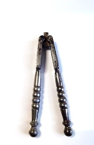 Antico schiaccianoci in metallo