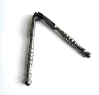 Antico schiaccianoci in metallo