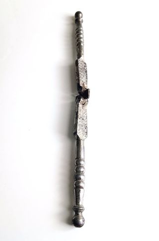 Antico schiaccianoci in metallo