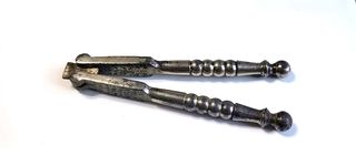 Antico schiaccianoci in metallo