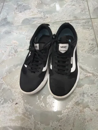Zapatillas Vans Ultrarange Negras y Blancas