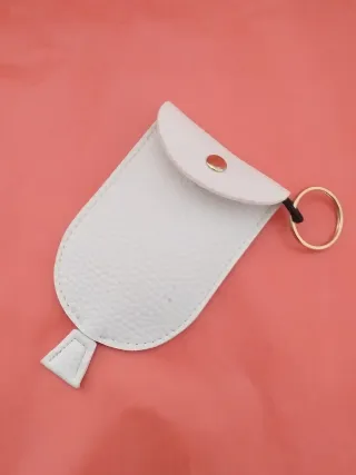 Llavero blanco con cierre a presión