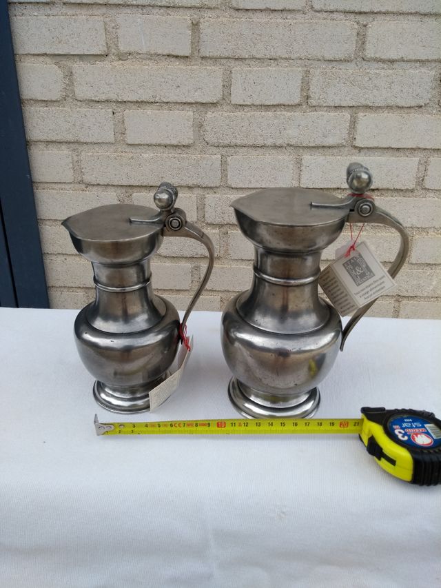 Caraffa in peltro con design di ghiande