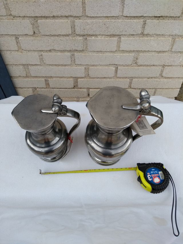 Caraffa in peltro con design di ghiande