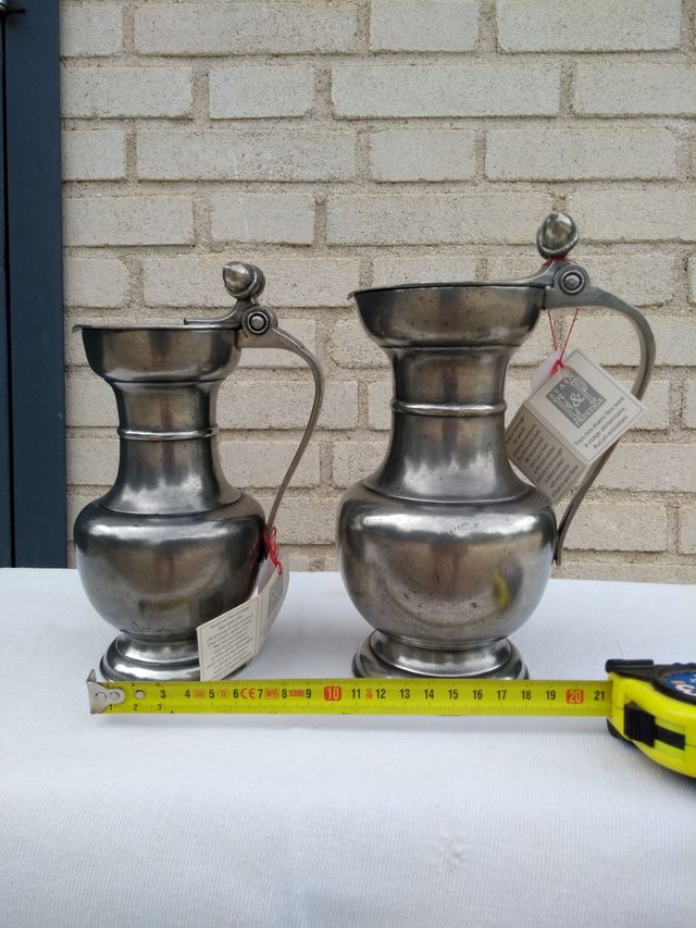 Caraffa in peltro con design di ghiande