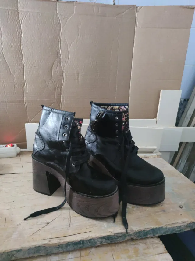 Botas negras con plataforma y estampado floral