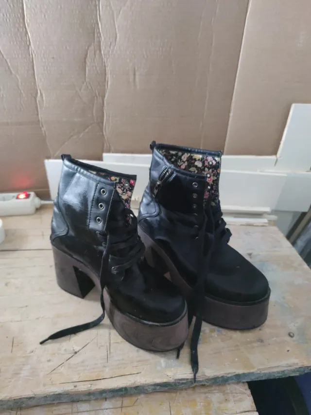 Botas negras con plataforma y estampado floral