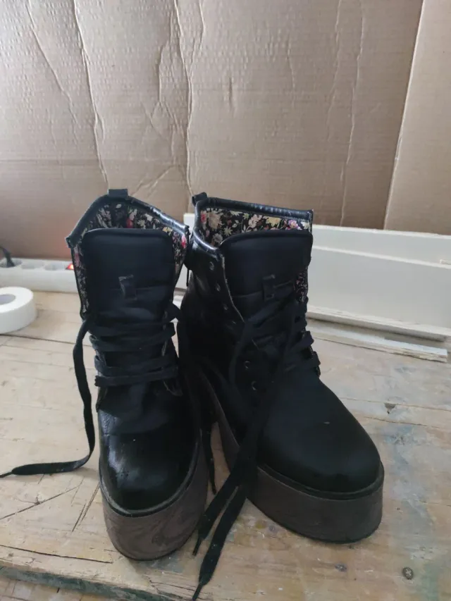 Botas negras con plataforma y estampado floral