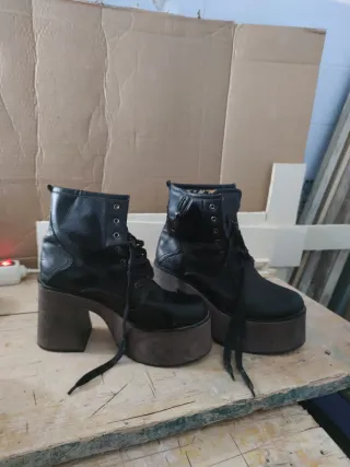 Botas negras con plataforma y estampado floral