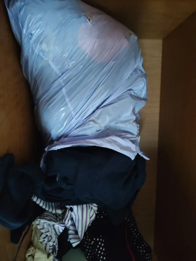 Consegna di abbigliamento per ragazzi taglia S (16 anni)