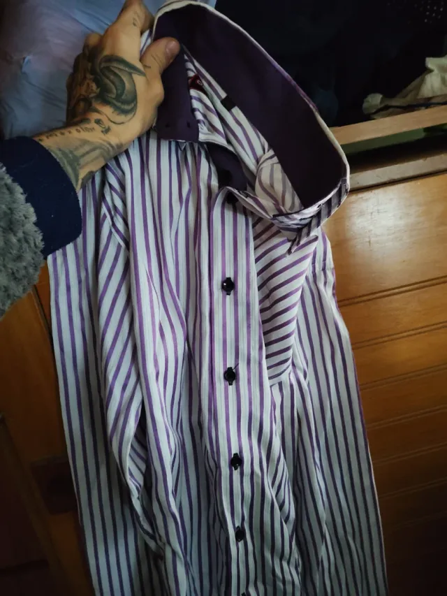 Consegna di abbigliamento per ragazzi taglia S (16 anni)