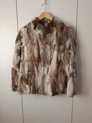 Chaqueta de pelo beige y marrón
