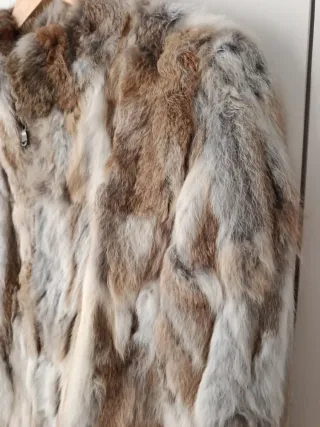 Chaqueta de pelo beige y marrón