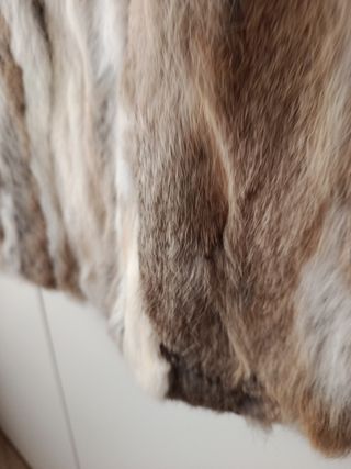 Chaqueta de pelo beige y marrón