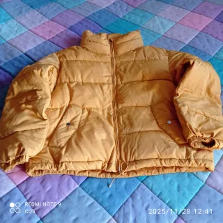 Cazadora acolchada Pull&Bear amarilla