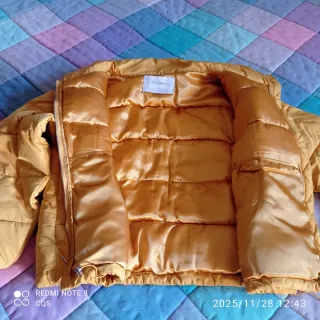 Cazadora acolchada Pull&Bear amarilla