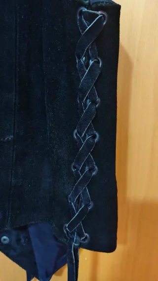 Chaleco Piel Vuelta Con Conchos Negro vintage