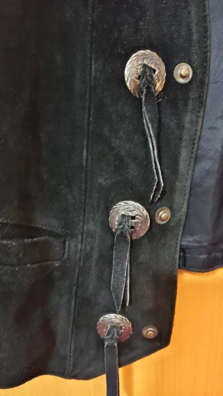 Chaleco Piel Vuelta Con Conchos Negro vintage