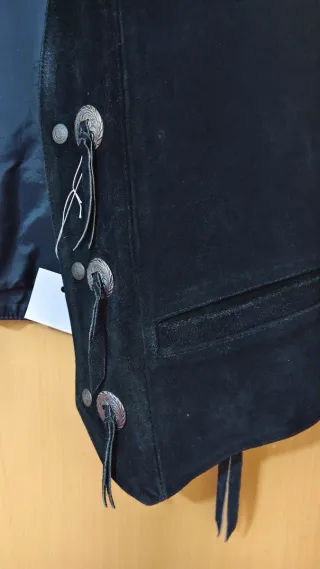 Chaleco Piel Vuelta Con Conchos Negro vintage