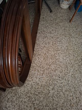 Mesa de mármol desmontada de 2m de largo y sillas.