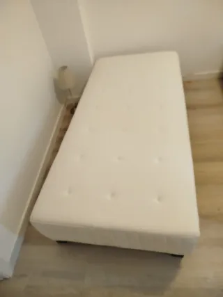 3 Base beige/blanca con colchones 50 cada una