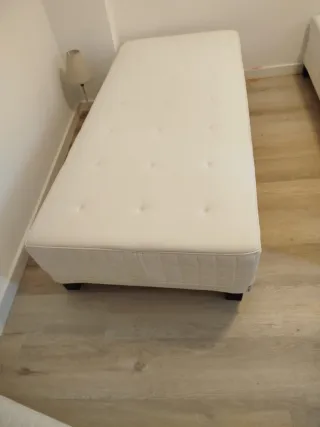 3 Base beige/blanca con colchones 50 cada una