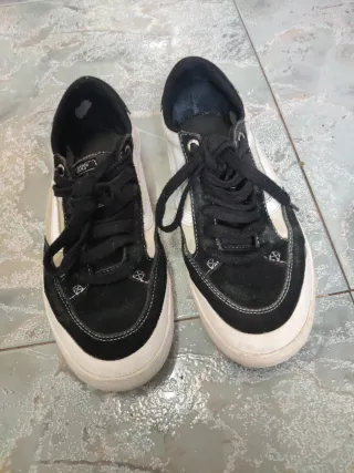 Zapatillas Vans Negras y Blancas