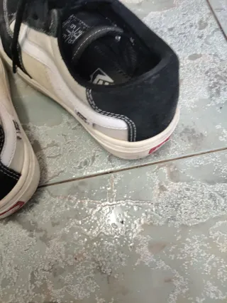 Zapatillas Vans Negras y Blancas