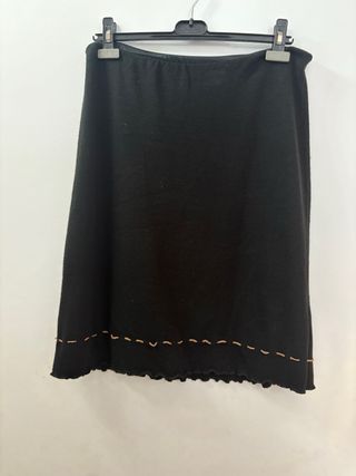 Falda negra con pespuntes