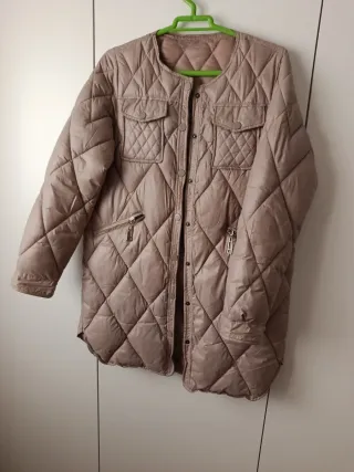 Chaqueta impermeable beige acolchada