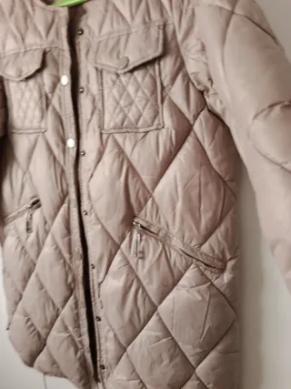 Chaqueta impermeable beige acolchada